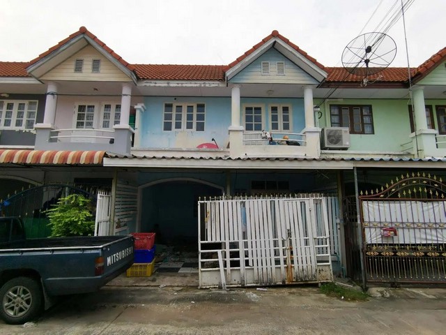   ขาย บ้านเดี่ยว/ทาวน์เฮ้าส์/คอนโด โครงการ ทาวน์เฮ้าส์ บ้านบัวทอง 4 ถนน บ้านกล้วย-ไทรน้อย(นบ.1013) ตำบล บางคูรัด อำเภอ บางบัวทอง จังหวัด นนทบุรี  ราคาโปรโมชั่น   1,346,000   บาท    ลดจาก   1,450,000   บาท ราคาโปรโมชั่นตั้งแต่วันที่  2 มีนาคม - 31 พฤษภาคม 2569  รายละเอียดทรัพย์ -  เนื้อที่ 18.00 ตร.ว.  พื้นที่ใช้สอย 119.50 ตร.ม. -  บ้านหันไปทางทิศ ตะวันออกเฉียงเหนือ  พิกัดทรัพย์ : https://maps.app.goo.gl/xRDHsQEtujHD4X3ZA  สถานที่ใกล้เ�