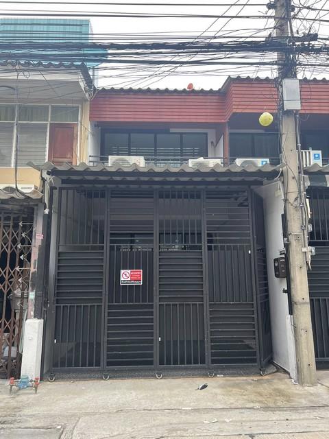 ให้เช่าโฮมออฟฟิศ 2 ชั้น 2 หลังติดกัน 3 ห้องนอน อโศก-ดินแดง หลังตึกฟอร์จูน ใกล้ MRT พระราม9 **จดทะเบียนบริษัทได้ติดต่อ:: ชยา โทร/ID Line:: 0942823961Link Line:: https://line.me/ti/p/3xFA1An8Kcรหัส# T26-330โฮมออฟฟิศ 2 ชั้น 2 หลังติดกัน อโศก-ดินแดง หลังตึกฟอร์จูน ใกล้ MRT พระราม9 **จดทะเบียนบริษัทได้• เนื้อที่ 32 ตารางวา• ประมาณ 280 ตรม.• 3 ห้องนอน 3ห้องน้ำ 2ห้องโถง• แบ่งห้องผู้จัดการ ห้องประชุม• มีที่เก็บของชั้นบน• จอดรถในบ้า�