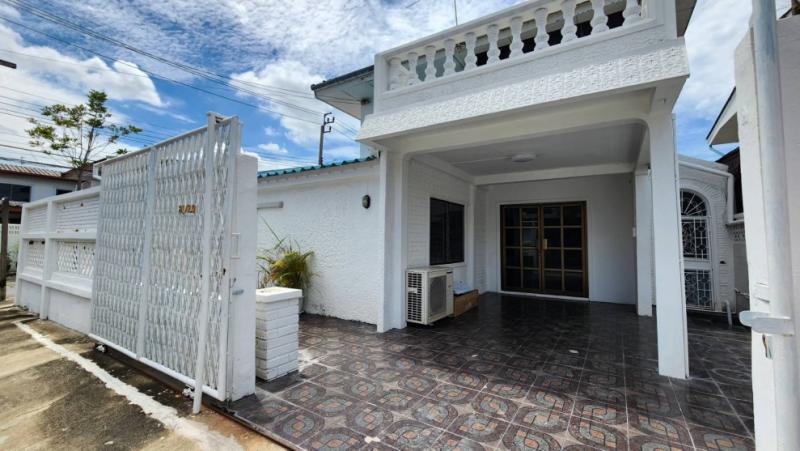 CH1165 ให้เช่าบ้านเดี่ยว หัวมุม  65 ตรว.หมู่บ้านเสนานิเวศน์1 ใกล้นวมินทร์ซิตี้ อเวนิวถนนเกษตร-นวมินทร์ พร้อมเช่า 1/4/69ติดต่อ : คุณชาญ 094-569-5997Line : chabubarค่าเช่า 22,000 บาท สัญญาขั้นต่ำ 1 ปี*บ้านเดี่ยว2 ชั้น 65 ตรว.*4 นอน 2 น้ำ ห้องครัว ห้องรับแขก  โถงใหญ่ ดาดฟ้า*ต่อเติม พื้นที่ใช้สอยกว่า 200 ตรม.*จอดรถในบ้าน1 หน้าบ้าน+ข้างบ้าน 4 คัน*เหมาะทำโฮมออฟฟิศ*อยู่หมู่บ้านเสนานิเวศน์1 (ประเสริญมนูกิจ18) * เด�