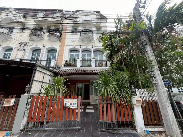 BH3919 ให้เช่า ทาวน์โฮม 3 ชั้น โครงการ The Metro Rama 9 หลังมุม ใกล้ Stamford International University Rama 9 Campusติดต่อ Agent คุณบัว (Bua)Tel: 093-646-4597 LINE ID: Bua093ราคา 26,000 บาทต่อเดือนรายละเอียดทรัพย์ให้เช่าทาวน์เฮ้าส์ 3 ชั้น หลังมุม ในโครงการ The Metro Rama 9 ทำเลศักยภาพ ถนนคู่ขนานมอเตอร์เวย์ กรุงเทพ ชลบุรี ฝั่งขาเข้า แขวงประเวศ เขตประเวศ เดินทางสะดวก เหมาะสำหรับครอบครัว หรือผู้ที่ทำงานและเรียนย่านพระราม 9 พัฒนาการ ศรีนครินทร์ค่