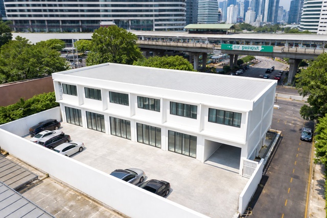 BTS สุรศักดิ์ 300 ม.ใกล้รร.กรุงเทพคริสเตียน 2 กม. 4 นอน 4 น้ำ พื้นที่ใช้สอย 820 ตร.ม.103 ตร.วา.โกดัง 2 ชั้น 6 คูหา 119,997 B-M.รีโนเวทใหม่ ใจกลางเมือง  เหมาะเก็บสินค้า ออฟฟิศ และธุรกิจ พร้อมที่จอดรถ 8 คัน  เดินทางสะดวก เชื่อมต่อหลายเส้นทางหลัก และทางด่วนได้สะดวก2 km. from Bangkok Christian School 2 story warehouse with 6 units rent  4 bed 4 bath 820 sq.m. usable area 103 sq.wa. 119,997 B-M. 300 m. from BTS Surasak  newly renovated city center suitable for warehousing office and business includes parking for 8 cars convenient access to main roads and expresswaysถ. เจริญราษฎร์ ส�