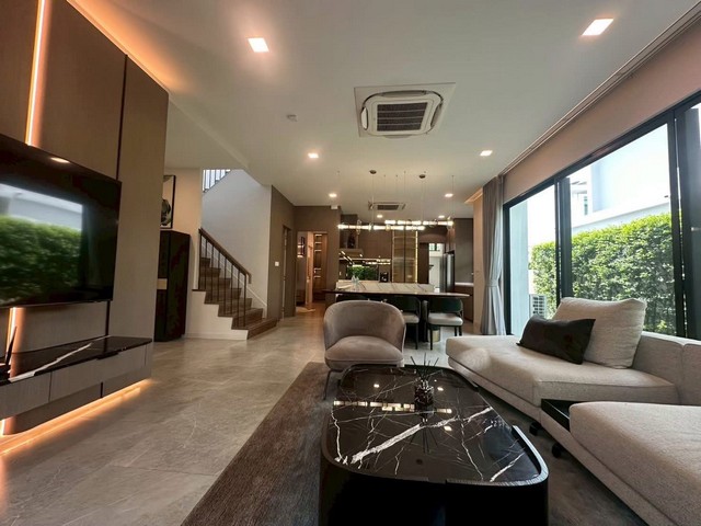 LV53471 ให้เช่า บ้านเดี่ยว มัณฑนา บางนา กม 15 MANTANA Bangna km 15 ติดถนนใหญ่บางนา ราคาเช่า : 145,000 บาทเดือน (สัญญา 1 ปี มัดจำ 2 เดือน ล่วงหน้า 1 เดือน)ที่ตั้ง : ถนนบางนา-ตราด กม.15 ต.บางโฉลง อ.บางพลี จ.สมุทรปราการ 10540ชื่อโครงการ : มัณฑนา บางนา กม 15 / MANTANA Bangna km 15รายละเอียด :- แบบบ้าน Premier บ้านเลขที่สวย รวยทรัพย์- ที่ดิน 76 ตร.ว - พื้นที่ใช้สอย 240 ตร.ม ติดสโมสร- 4 ห้องนอน - 5 ห้องน้ำ (ห้องน้ำในตัวทุกห้องนอน)- 1 ห้องแม่บ�