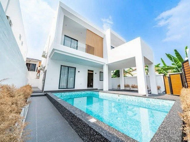 LV53469 ขาย พูลวิลล่าพร้อมสระว่ายน้ำที่ใจกลางพัทยา ชลบุรี ย่านชุมชนที่ดีเยี่ยม เดินทางไปใจกลางเมืองและเทพประสิทธิ์ได้สะดวก ราคาขาย : 16,900,000 บาท (โอน 50-50)ที่ตั้ง : พัทยาใต้ – ซอยบงกต บางละมุง บางละมุง ชลบุรีรายละเอียด :- ขนาดที่ดิน 270 ตารางเมตร- พื้นที่ใช้สอย 300 ตารางเมตร- 6 ห้องนอน - 6 ห้องน้ำ- ชั้น 2- บริษัทไทย- สร้างใหม่สถานที่ใกล้เคียง :- เซ็นทรัลเฟสติวัล - หาดเซ็นทรัลพัทยา - ว�