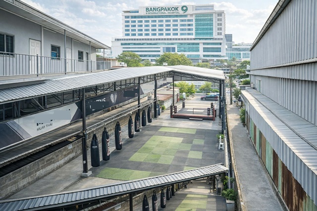 พื้นที่ให้เช่า พร้อมอาคาร 2 ชั้น เหมาะทำคาเฟ่ โคเวิร์กกิ้ง สุขสวัสดิ์8-18 รพ.บางปะกอก 9 700 ม.16 นอน 16 น้ำ เกือบ 1ไร่ 378 ตร.ว.1500 ตร.ม. 53,999 B-M.โลจิสติกส์ หรือสนามซ้อม รายล้อมด้วยแหล่งชุมชน ใกล้ตลาดอินดี้ ดาวคะนอง 1.9 กม. เดินทางสะดวก ทำเลเชื่อมต่อเมือง และเส้นทางหลัก พระราม 2 สุขสวัสดิ์ Bangpakok 9 Hospital 700 m.Suksawat 8-18 Rental space available including a 2 story building 16 bed 16 bath Almost1Rai 378 sq.wa. 1500 sq.m. price 53,999 B-M. ideal for cafe co working space logistics center or training facility surrounded by community conveniently