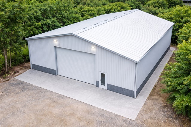 เข้า-ออกได้สะดวก ย่านกรุงเทพกรีฑา12-22 โกดังให้เช่าขนาดใหญ่ มี 2 ยูนิต 1 นอน 2 น้ำ และแอร์พอร์ตลิงก์ 1ไร่  650-1300 ตร.ม. ใกล้ APL บ้านทับช้าง 900 ม.90,998 B-M.รองรับรถเทรลเลอร์ ไฟฟ้า 3 เฟส ทำเลศักยภาพ ย่านกรุงเทพกรีฑา เหมาะคลังสินค้า โลจิสติกส์ และธุรกิจทุกประเภท ใกล้รร.นานาชาติเวลลิงตัน 1.6 กม.เดินทางเชื่อมต่อถนนหลักได้สะดวกBangkok Kreetha12-22  area Large warehouse for rent 2 units available 1 bed 2 bath  near APL BanThapChang 900m.  and Airport Link starting area 1Rai 650-1300 sq.m. 