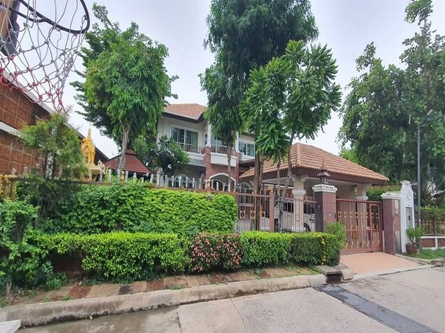 ขายบ้านเดี่ยว 2 ชั้นหลังมุม 111 ตรว. ศุภาลัย สุวรรณภูมิ Supalai Suvarnabhumi ใกล้สนามบินสุวรรณภูมิ*** ราคาขาย 15 ล้านบาท  ติดต่อ:: ชยา โทร/ID Line:: 0942823961   Link Line:: https://line.me/ti/p/3xFA1An8Kcรหัส# T26-337  บ้านเดี่ยว 2 ชั้น หมู่บ้านศุภาลัย สุวรรณภูมิ ถ.ลาดกระบัง 1ก /14 (โซนทิพย์พิมาน)โซนทิพย์พิมาน แบบศุภธารินทร์ - ขนาด 111 ตรว. - พื้นที่ใช้สอยประมาณ 263+122 = 385 ตรม.- 4 ห้องนอน - 3 ห้องน้ำ - 1 ห้องครัว 1 ห้องรับแขก 1 ห้องทานอาหาร - 1 ห้องแม่บ้า�