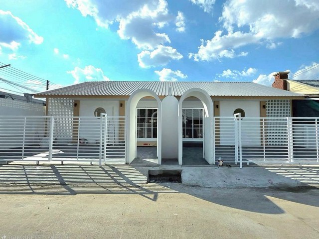 ขายเพียง 2.5x ล้าน/หลัง #เชียงใหม่แกรนด์วิว #โซนแม่เหียะ บ้านชั้นเดียว #รีโนเวทใหม่ มี 2 หลัง ทำเลทอง #หลังสนามบินเชียงใหม่ — อยู่เองก็ฟิน ปล่อยเช่าก็คุ้ม!รายละเอียดบ้าน• ที่ดิน 35 ตร.ว.• 2 ห้องนอน• 2 ห้องน้ำ• จอดรถได้ 2 คันทำเลดีมาก ใกล้ทุกไลฟ์สไตล์• ใกล้ Central Chiangmai Airport• ใกล้ Chiang Mai International Airport• ใกล้ Chiang Mai University• ใกล้ Nimmanhaemin Roadการเดินทางสะดวกเชื่อมต่อถนนหลักหลายเส้น• ถนนหางดง• ถนนคันคล