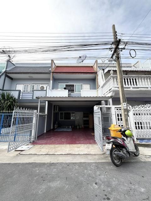 ทาวน์โฮม 2 ชั้น 25 ตรว. 2 ห้องนอน หมู่บ้านคลองจั่นวิลล่า 1 ซอยนวมินทร์ 32 เกษตร-นวมินทร์ติดต่อ:: ชยา โทร/ID Line:: 0942823961Link Line:: https://line.me/ti/p/3xFA1An8Kcรหัส# T26-335ทาวน์โฮม 2 ชั้น หมู่บ้านคลองจั่นวิลล่า 1 ซอยนวมินทร์ 32 เกษตร-นวมินทร์- ขนาด 25 ตารางวา- 2 ห้องนอน- 2 ห้องน้ำ- 1 ห้องรับแขก / 1 ห้องครัว- 2 จอดรถ (ในบ้าน 1 คัน หน้าบ้าน 1 คัน)จุดเด่น- เป็นหมู่บ้านสงบ ใกล้ปากซอยเพียง 200 ม. (เข้า-ออกสะดวก) ทำเลดีมาก- ใกล้เซเว่น 