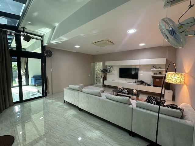 ให้เช่าและขาย บ้านเดี่ยว มัณฑนา พระราม 9 กรุงเทพกรีฑา 7 บ้านหรู 350 ตร.ม 4 ห้องนอน 133.8 ตร.วติดต่อ Agent คุณบัว (Bua)Tel: 093-646-4597LINE ID: Bua093ราคาเช่า 160,000 บาท ขาย 24 ล้านบาทรายละเอียดทรัพย์ให้เช่าและขายบ้านเดี่ยว โครงการ มัณฑนา พระราม 9 ทำเลศักยภาพ กรุงเทพกรีฑา ซอย 7 บ้านตกแต่งสวย พร้อมเข้าอยู่ เนื้อที่ 133.8 ตารางวา พื้นที่ใช้สอย 350 ตารางเมตร เหมาะสำหรับครอบครัวขนาดใหญ่ หรือผู้บริหารที่ต้องก�