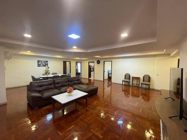 ให้เช่าคอนโด ชั้น 4 อาคารสูง 14 ชั้น โครงการ DH Grand Tower Sukhumvit 39 ใกล้ BTS พร้อมพงษ์ ( เลี้ยงสัตว์ได้ )ราคาเช่า 75,000 บาท / เดือนที่ตั้ง ถนนสุขุมวิท ซอยสุขุมวิท 39 แขวงคลองตันเหนือ เขตวัฒนา กรุงเทพมหานครติดต่อ : คุณภัสพงณ์ 0634098164Line : binkem22https://www.facebook.com/profile.php?id=61581484955548พื้นที่ใช้สอย 280 ตารางเมตร ชั้น 4 อาคารสูง 14 ชั้น 3 ห้องนอน 4 ห้องน้ำ 1 ห้องแม่บ้านคอนโดขนาดใหญ่ในโครงการ DH Grand Tower Sukhumvit 39 ทำเลใจกลางสุขุมวิท ซอย