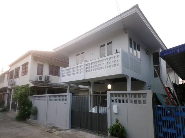 ขายบ้านเดี่ยว 2 ชั้น 42 ตรว. หมู่บ้านเสนานิเวศ 2 เกษตร-นวมินทร์ หลัง Nawamin City Avenue *** ราคาขาย 7.8 ล้านบาท ติดต่อ:: ชยา โทร/ID Line:: 0942823961   Link Line:: https://line.me/ti/p/3xFA1An8Kcรหัส# T26-117บ้านเดี่ยว 2 ชั้น หมู่บ้านเสนานิเวศ 2 เกษตร-นวมินทร์- เนื้อที่ 42 ตรว.- 2 ห้องนอน, - 2 ห้องน้ำ, - 1 ห้องครัว, 1 ห้องนั่งเล่น, - จอดรถได้ 1 คัน - สนามหญ้ารอบบ้าน- อยู่หลัง Nawamin City Avenue ระยะทางสามารถเดินออกมาได้- ปากซอยเข้าบ้านมี 7-11 เดินไม่เกิน 100 เมตรส�