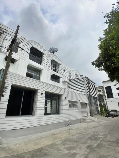 ขายทาวน์เฮ้าส์3ชั้น2คูหา 700ตร.มย่านถนนพระราม9ซอย11เข้า-ออกสะดวกเข้าซอยไม่ลึก( พร้อมผู้เช่า หมดสัญญาสิ้นปี 69 เช่าเดือนละ 65,000 บาท Yield 6.2% ต่อปี )ราคาขาย 11,000,000 บาท ( ราคา 5.5 ล้าน/คูหา )ที่ตั้ง ถนนพระราม 9 ซอย 11 เขตห้วยขวาง แขวงบางกะปิ กรุงเทพมหานคร 10310ติดต่อ : คุณภัสพงณ์ 0634098164Line : binkem22https://www.facebook.com/profile.php?id=61581484955548เนื้อที่ 52 ตารางวา พื้นที่ใช้สอย 700 ตารางเมตร หน้ากว้าง 13 เมตร ลึก 16 เมตร จำนวน 2 คูหา 3 ช�