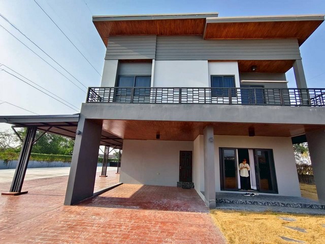 ????#ขายบ้านเดี่ยวหลังใหญ่บ้านบึงชลบุรี???? ใกล้ถนน 344  อ.บ้านบึง  จะ.ชลบุรี???? ทำเลดี! ใกล้แหล่งชุมชน ตลาด และโรงพยาบาล???? ขนาดที่ดิน 1 ไร่ 35 ตร.วา (435 ตร.ว.) บ้านหัวมุม???? ราคาเพียง 7.9 ล้านบาท✨ จุดเด่นของบ้าน3 ห้องนอน 4 ห้องน้ำห้องแม่บ้าน + ห้องเก็บของที่จอดรถได้หลายสิบคัน❣️ตกแต่งพร้อมเข้าอยู่ เฟอร์นิเจอร์ครบชุด❣️ค่าธรรมเนียมการโอน  50/50????สภาพแวดล้อม: บรรยากาศเงียบสงบ, ส่วนตัว�