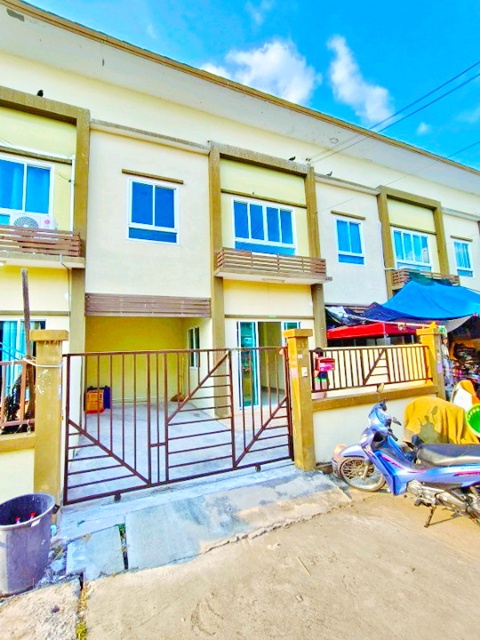 ทาวน์เฮ้าส์ 2 ชั้น 3 นอน 2 น้ำ ใกล้วัดเอี่ยมประชามิตร 400 ม. WashXpress ซอยวัดใหญ่  20 ตร.ว. 160 ตร.ม. 5,498 B-M. ทำเลแหลมฟ้าผ่า พระสมุทรเจดีย์ เหมาะอยู่อาศัย เดินทางสะดวก ใกล้แหล่งชุมชน รร.วัดแหลมฟ้าผ่า 1.8 กม. ตลาด และรถไฟฟ้าBTS  เชื่อมต่อถนนหลักได้ง่าย Two storey townhouse 3 bed 2 bath WashXpress Soi WatYai near Wat Eiam Prachamitr 400 m. land size 20 sq.wa. usable area 160 sq.m. rent 5,498 B-M located in Laem Fa Pha Phra Samut Chedi ideal for living convenient transportation close to community amenities Wat Laem Fa Pha School 1.8 km. market and BTS Skytrain easy access to main roadsถ.สุขสวัสดิ์ ตำ�