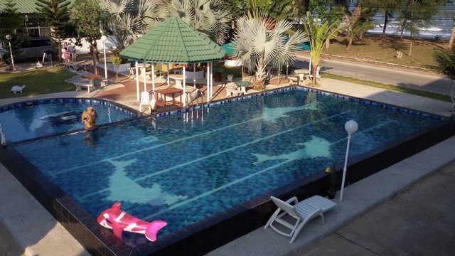 LV4302 ขาย รีสอร์ท ปราณบุรีติดถนนปากน้ำปราณ โฉนดที่ดิน ไม่มีติดธนาคาร ราคาเช่า : 180 ล้านบาท ลดเหลือ 90 ล้านที่ตั้ง : ถ.ปราณบุรี-เขากะโหลก ต.ปากน้ำปราณ อ.ปราณบุรี จ.ประจวบคีรีขันธ์รายละเอียด :- มีทั้งหมด 3 โฉนด- ขนาด 45 ตร.ว.- 1 งาน 1 ไร่ 30 ตร.ว.- 1 งาน 1 ไร่ 35 ตร.ว.- ราคาค่าโอน คนละครึ่ง - มัดจำ 30% จ่ายทีเดียววันทำสัญญา - โฉนดที่ดิน ไม่มีติดธนาคาร สิ่งอำนวยความสะดวก :- เฟอร์นิเจอร์- เครื่องใ�