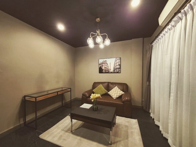 LV53478 ให้เช่าทาวน์โฮม หมู่บ้าน Town Plus กรุงเทพกรีทา ซอย 7 เดินทางสะดวก เข้าออกได้หลายเส้นทางราคาเช่า : 30,000 บาท/เดือน ที่ตั้ง : ซอยกรุงเทพกรีฑา 7 แขวงหัวหมาก เขตบางกะปิ กรุงเทพมหานครชื่อโครงการ : ทาวน์พลัส พระราม 9 Town Plus Rama 9รายละเอียด :- ขนาด 26 ตร.ว. - พื้นที่ใช้สอย 104 ตร.ม.– 3 ชั้น– 3 ห้องนอน– 3 ห้องน้ำ– 2 ห้องรับแขก– ครัวภายนอกและภายในสิ่งอำนวยความสะดวก :– สวนสาธารณะ– กล้อง CCTV– รปภ. 24 ชม.�