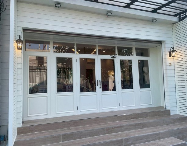 LV53477 ให้เช่า โฮมออฟฟิศ ติดถนนในซอยกรุงเทพกรีฑา 7 รอบข้างมีหมู่บ้านหลายโครงการ สามารถเข้าอยู่พร้อมดำเนินธุรกิจได้ทันทีราคาเช่า : 50,000 บาท/เดือน ที่ตั้ง : ซอยกรุงเทพกรีฑา 7 แขวงหัวหมาก เขตบางกะปิ กรุงเทพมหานครรายละเอียด :- ขนาด 26 ตร.ว. - พื้นที่ใช้สอย 104 ตร.ม.– 3 ชั้น– 5 ห้องนอน– 2 ห้องน้ำ– เฟอร์นิเจอร์ครบ– 2 ที่จอดรถสถานที่ใกล้เคียง : - รามคำแหง 60 - กรุงเทพกรีฑา - ศรีนครินทร์สน�