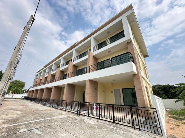  ทาวน์โฮมสร้างใหม่ ราคาพิเศษ | โซนโรงโป๊ะ – ศรีราชา     (English is below) โครงการ Cicada Boutique Pattayaทาวน์โฮมหรูสไตล์บูทีค 3 ชั้น ออกแบบเพื่อตอบโจทย์การอยู่อาศัยอย่างมีรสนิยมพื้นที่โครงการเงียบสงบ เหมาะทั้งอยู่อาศัยและลงทุน ปักหมุดในทำเลศักยภาพ บางละมุง–พัทยาในทำเลศักยภาพ ใกล้นิคมอุตสาหกรรมแหลมฉบัง รองรับ Demand ผู้เช่าจริงต่อเนื่อง ราคาเริ่มต้นเพียง 4.5 ล้านบาท โปรพิเศษ ลดทันที 3