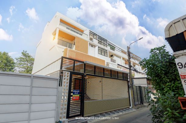 ขายทาวน์โฮมหลังใหญ่ 4 ชั้น 52 ตรว. 6 ห้องนอน ประชาอุทิศ ซอย 1 ย่านห้วยขวาง รีโนเวทใหม่พร้อมอยู่ เข้าออกหลายทาง จอดรถ 6 คัน *** ราคาพิเศษ 18.9 ล้านบาท เท่านั้นติดต่อ:: ชยา โทร/ID Line:: 0942823961Link Line:: https://line.me/ti/p/3xFA1An8Kcรหัส# T26-349ทาวน์โฮมหลังใหญ่ 4 ชั้น ประชาอุทิศ ซอย 1 ย่านห้วยขวาง รีโนเวทใหม่พร้อมอยู่ทำเลดีสุดๆ เข้าออกได้หลายทาง- ขนาด 52 ตารางวา- 6 ห้องนอน - 7 ห้องน้ำ   - 1 ห้องครัว- จอดรถได้ 5-6 คัน- พร้อมโ�