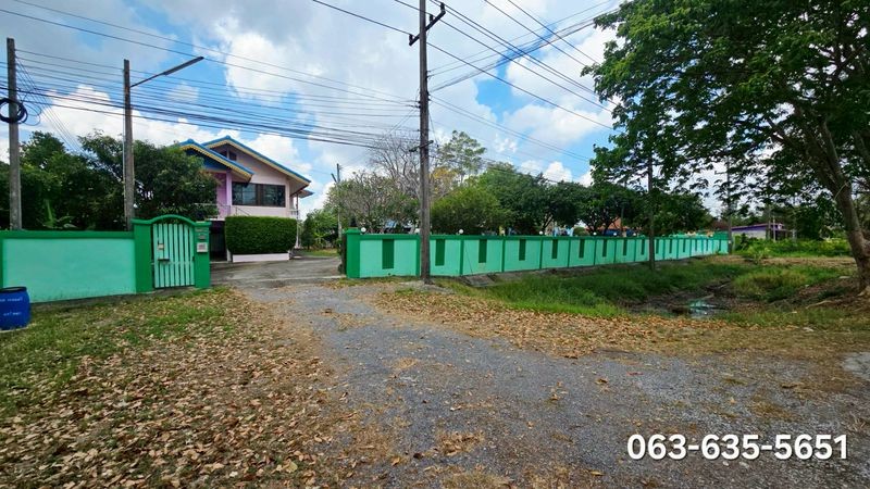 สนใจมาเที่ยวชมโทร ติดต่อ นกได้หลายช่องทางนะคะโทร. 061-494-9665โทร. 063-635-5651 (เบอร์นี้ไลน์เต็มค่ะ)ไลน์ไอดี : @nyland789(ไลน์คลิ๊กแล้วทักมาได้เลยค่ะ) https://lin.ee/R8sP0rj____________________________บ้าน 2 ชั้น 3 หลัง ติดถนนทำเลดี1 ไร่ 2 งาน 78 ตรว. ใกล้สี่แยก จปร. 20 ล้าน ลดเหลือ 17 ล้านต.พรหมณี อ.เมือง จ.นครนายกโฉนดครุฑแดง พร้อมโอนเหมาะสำหรับธุรกิจ ทำร้านอาหาร ร้านค้า ทำเลดีมาก รูปที่สี่เหลี่ยมสวย หน้ากว้างประมาณ 60 เมต�