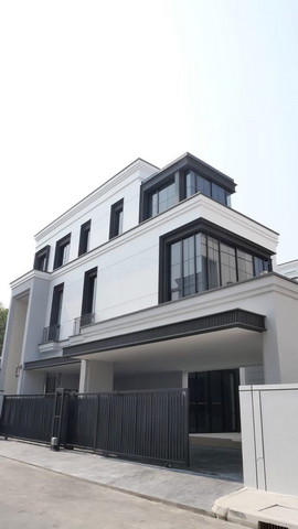 บ้านเดี่ยว Malton Gates Krungthep Kreetha มอลตันเกทส์กรุงเทพกรีฑา มีลิฟต์+ pool villa 5 ห้องนอน 6 ห้องน้ำ ขนา570sq.m. บ้านsizeL  ใกล้Brighton College Bangkok ,Wellington College 2 ห้อง แม่บ้านครัว pantryครัว จอดรถได้ 4 คันราคา 350,000บาทสัญญาขั้นต่ำ 1 ปีแรกเข้าประกัน 2 เดือน +ล่วงหน้า 1 เดือน  บ้านเดี่ยว 3 ชั้น 5 ห้องนอน พื้นที่ใช้สอย 570 ตร.ม.  Double Volume Living Area โปร่งสบายด้วยเพดานสูง 6 เมตร Private Lift* เพิ่มความสะดวกสบายการใช้ชีวิตภายในบ้าน Master Bedroom ขนาดใหญ่ บรร�