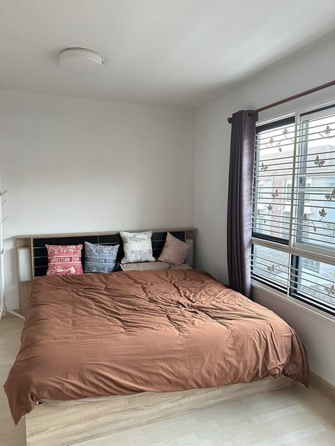 ให้เช่าทาวน์โฮม โครงการ เดอะ คอนเนค อัพ 3 ลาดพร้าว 126 The Connect UP 3 Ladprao 126 ใกล้ The Mall บางกะปิ*** ราคาเช่า 26,000 บาท/เดือน ประกัน 2 เดือน ล่วงหน้า 1 เดือน สัญญาขั้นต่ำ 1 ปีติดต่อ คุณช่อผกา โทร 0616198565 LINE 0616198565สำรอง LINE 0812523279 ส่งลิ้งก์ไว้ได้เลยรหัส# T26-339ทาวน์โฮม 3 ชั้น โครงการ เดอะ คอนเนค อัพ 3 ลาดพร้าว 126 The Connect UP 3 Ladprao 126- ที่ดิน 20 ตร.ว.- พื้นที่ใช้สอย 125 ตร.ม.- 4 ห้องนอน- 3 ห้องน้ำ- 2 ที่จอดรถ- แอร์ 5 ตัว มีแอร์ให้ทุกห้อง- 