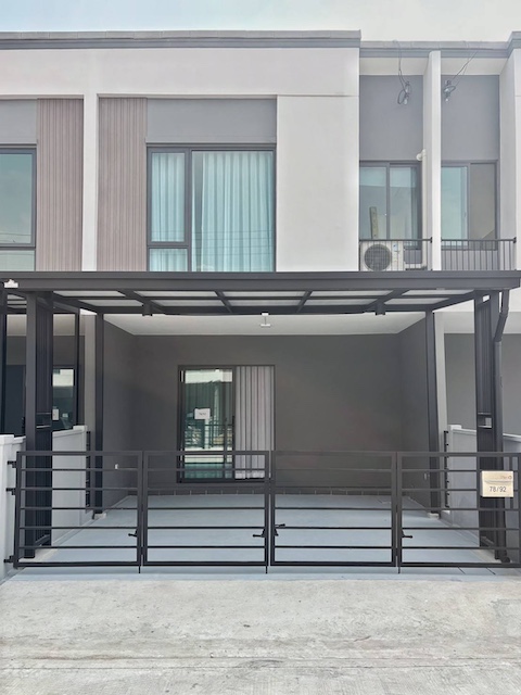 BH3923 ให้เช่า ทาวน์เฮ้าส์ 2 ชั้น โครงการ Pleno สุขุมวิท-บางนา 3 ใกล้ Mega Bangna 3 ห้องนอน เฟอร์ครบ ติดต่อ Agent คุณบัว (Bua)Tel: 093-646-4597 LINE ID: Bua09338,000 บาทต่อเดือนรายละเอียดทรัพย์ให้เช่าทาวน์เฮ้าส์ 2 ชั้น โครงการ Pleno สุขุมวิท บางนา 3 บ้านใหม่ พร้อมเข้าอยู่ ทำเลศักยภาพ เพียง 5 นาทีจาก Mega Bangna และ IKEA ใต้ทางด่วนวงแหวนกาญจนาภิเษก เหมาะสำหรับครอบครัวที่ทำงานย่านบางนา ศรีนครินทร์ หรือสนามบินสุวรรณภูมิค่าเ