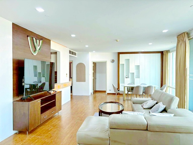 ใกล้ไอคอนสยาม 1.85กม.Penthouse 3นอน คอนโดหรูให้เช่า BTSกรุงธนบุรี 950 ม.  ใจกลางเมือง เจริญนคร  3 น้ำ 170 ตร.ม. 69,999 B-M.ชั้นสูง วิวแม่น้ำเจ้าพระยา แบบพาโนรามา พร้อมระเบียงกว้าง เฟอร์ฯครบ เหมาะอยู่อาศัยระดับพรีเมียม ใกล้สะพานตากสินICONSIAM 1.85km. 3bed Penthouse Luxury condo for rent BTS KrungthonBuri 950m. in the heart of Charoen Nakhon.  3 bath near  42 sq.wa. 170 sq.m. Rent 69,999B-M. High floor with panoramic Chao Phraya River view spacious balcony fully furnished ideal for premium living near Taksin Bridge.ถนนเจริญนคร สาทร แขวงบางลำภูล่าง เขตคลองสาน กรุ�