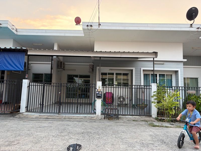 ขายทาวน์โฮม 1ชั้น หมู่บ้านสบาย ทำเลดี อำเภอบ้านฉาง จังหวัดระยองที่ตั้ง : 201/13 ต.บ้านฉาง อ.บ้านฉาง จ. ระยอง 21130พิกัด : https://maps.app.goo.gl/Uqgqx6bFKDPfJRwH6ขนาดพื้นที่ : 22 ตร.วขนาดพื้นที่ใช้สอย :  80 ตร. ม. รายละเอียด-2 ห้องนอน พร้อมแอร์-1 ห้องน้ำ-ห้องโถง พร้อมแอร์-ต่อเติมหลังบ้านเรียบร้อย-มีหลังคาที่จอดรถจุดเด่น-บ้านชั้นเดียว เหมาะสำหรับอยู่อาศัยหรือปล่อยเช่า ดูแลง่าย-ต่อเติมหลังบ้านเรียบร้อ�