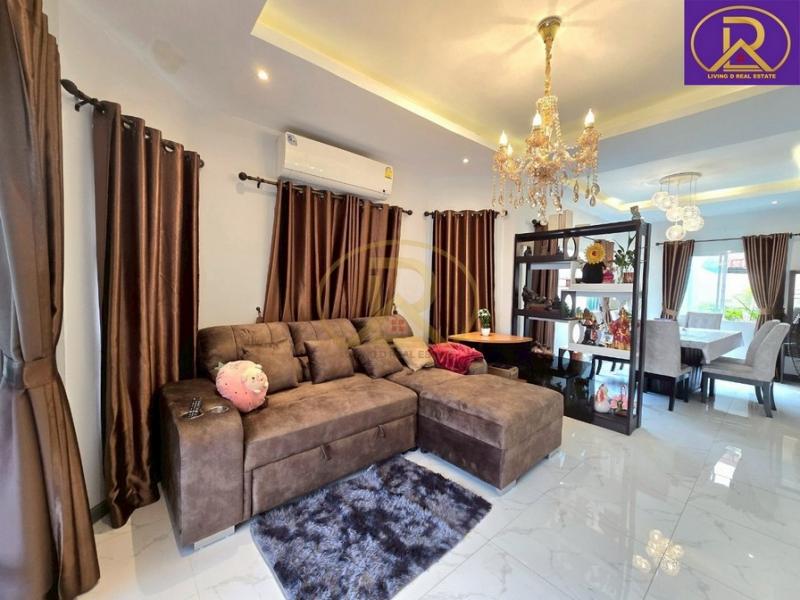 สนใจทรัพย์นี้ ติดต่อ =>>  คุณนุ้ย 083-917-9826, 064-546-4241=>> Line ID : living-dLVD-R0154 : ให้เช่าบ้านเดี่ยว 2ชั้น หลังใหญ่ หมู่บ้านมณีรินทร์ กรีนพาร์ค อ่างศิลา ต.เสม็ด อ.เมืองชลบุรี จ.ชลบุรี บ้านสวย พื้นที่กว้าง ต่อเติม พื้นที่ใช้สอยเพิ่มมากขึ้นโครงการ : มณีรินทร์ กรีนพาร์ค อ่างศิลา แบบ : บ้านเดี่ยว 2 ชั้น พื้นที่ : 84 ตารางวาพื้นที่ใช้สอย : 166 ตารางเมตรห้องนอน : 3 ห้อง ห้องนอนใหญ่ มี Walk in Closet และอ่างอาบ