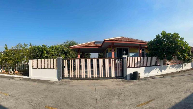 ขายบ้านเดี่ยวชั้นเดียว หมู่บ้านท่าอิฐวิลล์ 2 ใกล้โรบินสัน จังหวัดฉะเชิงเทราที่ตั้ง : ตำบลบางพระ อำเภอเมือง จังหวัดฉะเชิงเทรา 24000ขนาดพื้นที่ : 128 ตารางวารายละเอียดบ้านเดี่ยวชั้นเดียว บรรยากาศเงียบสงบ เป็นส่วนตัวเหมาะทั้งอยู่อาศัยและพักผ่อนพื้นที่กว้าง โล่ง โปร่ง อยู่สบายฟังก์ชันภายใน-2 ห้องนอน (1 ห้องใหญ่ / 1 ห้องกลาง)-3 ห้องน้ำ-1 ห้องโถง-1 ห้องครัว (พร้อมเครื่องด