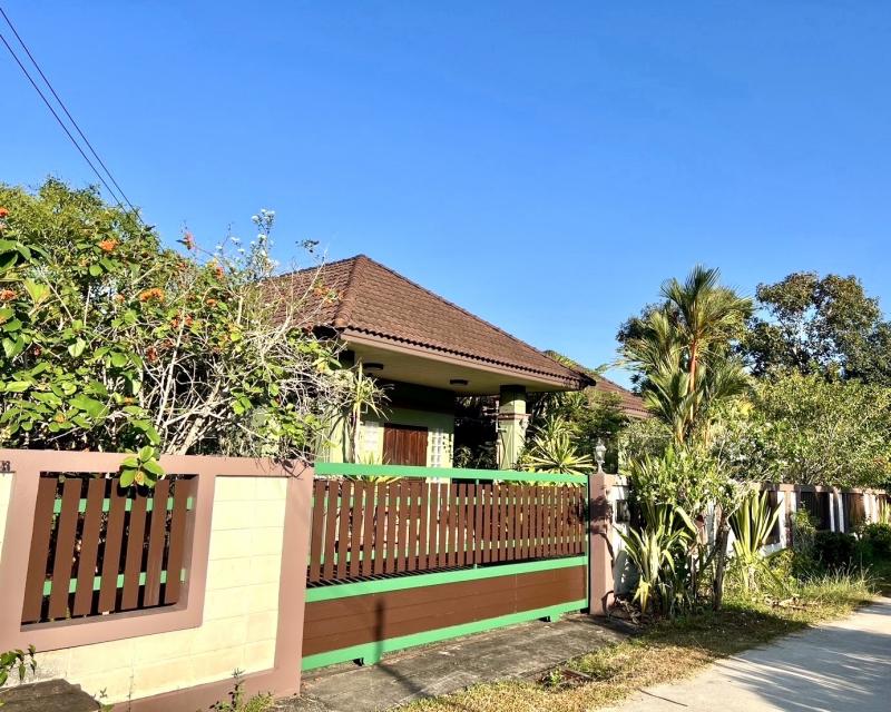 โอกาสดีสำหรับผู้ที่กำลังมองหาบ้านเดี่ยวพร้อมอยู่ โครงสร้างแข็งแรง ใช้วัสดุเกรดพรีเมียม เจ้าของดูแลรักษาอย่างดีเยี่ยม ทาสีและบำรุงรักษาตลอด ไม่มีประวัติบ้านทรุดโทรม หิ้วกระเป๋าใบเดียวเข้าอยู่ได้ทันที!ราคาพิเศษเพียง: 3,500,000 บาทถ้วน (ขายพร้อมเฟอร์นิเจอร์)ที่ตั้ง: หมู่ 6 อำเภอกันตัง จังหวัดตรังรายละเอียดทรัพย์สินขนาดที่ดิน: 141 ตารางวา (โฉนด 5 แปลงติดกัน) พื้�