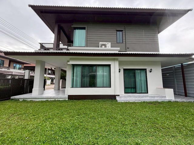 บ้านให้เช่าในโครงการเศรษฐสิริ สันทราย เชียงใหม่บ้านสวยพร้อมอยู่ ในโครงการคุณภาพ พร้อมระบบรักษาความปลอดภัย 24 ชั่วโมง และสิ่งอำนวยความสะดวกครบครัน รายละเอียดบ้านที่ดิน 79 ตร.ว.พื้นที่ใช้สอย 200 ตร.ม.3 ห้องนอน3 ห้องน้ำ2 ที่จอดรถ1 ห้องครัว1 พื้นที่ซักล้าง เครื่องใช้ไฟฟ้าภายในบ้านเครื่องปรับอากาศทุกห้องทีวีตู้เย็นเครื่องซักผ้าประตูรีโมทอัตโนมัติ สิ่งอำนวยควา�