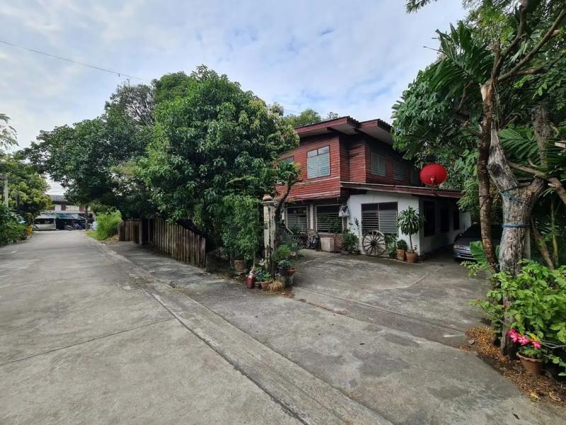    ขาย บ้านเดี่ยว, ที่ดินเปล่า เสรีไทย 50 ราคาโปรโมชั่น ลดพิเศษ  ซอย เสรีไทย 50 แยก 3 ถนน เสรีไทย แขวง คันนายาว(คลองเกร็ด) เขต บางกะปิ จังหวัด กรุงเทพมหานคร  ราคาโปรโมชั่น  9,261,000    บาท    ลดจาก  13,484,000   บาท ราคาโปรโมชั่นตั้งแต่วันที่  2 มีนาคม - 31 พฤษภาคม 2569  รายละเอียดทรัพย์ -  เนื้อที่ 482.00 ตร.ว.   พื้นที่ใช้สอย 381 ตร.ม. -  บ้านตึกครึ่งไม้ 2 ชั้น 2 หลัง -  บ้านไม้ชั้นเดียว 1 หลัง บนที่ดิน 2 แปลงใช้ป