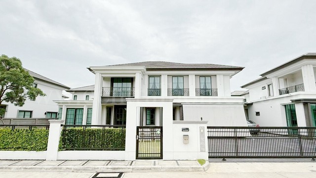 รหัสทรัพย์&nbsp; 6507บ้านเดี่ยวหรู สไตล์ Modern เศรษฐสิริ กรุงเทพ - ปทุมธานี วิวสนามกอล์ฟ Panorama&nbsp;ที่ตั้ง : ถนนกรุงเทพ - ปทุมธานี ตำบลบางคูวัด&nbsp;อำเภอเมืองปทุมธานี&nbsp;จังหวัดปทุมธานี 120000รายละเอียดทรัพย์- บ้านเดี่ยว 2 ชั้น&nbsp;​ขนาดพื้นที่ 129&nbsp;ตารางวา พื้นที่ใช้สอย 324&nbsp;ตารางเมตร&nbsp;- 4 ห้องนอน, 5 ห้องน้ำ, 1 ห้องแม่บ้าน, 1 ห้องครัวไทย, 1 ห้องครัวฝรั่ง,&nbsp;3 ที่จอดรถ- แถมฟรี เฟอร์นิเจอร์ตามภาพ ท�