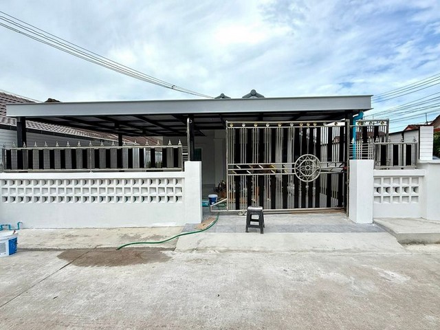 TEL : 092-288 9359 คุณดนิตาLine : https://line.me/ti/p/yxo92dHWP1รายละเอียด : เนื้อที่ขนาด 42 ตรว. 2 ห้องนอน 2 ห้องน้ำ จอดรถในบ้านได้ 2 คันพร้อม : - ชุดห้องนอน 2 ชุด - ชุดโซฟาห้องรับแขก - ชุดโต๊ะอาหาร 6 ที่นั่ง - แอร์ 18000 btu 1 ตัว- แอร์ 12000 btu 1 ตัว - ตู้เย็น 1 เครื่อง - เคาน์เตอร์ครัวพร้อม ซิ้งล้างจาน เตาแก๊สปรุงอาหาร และเครื่องดูดควัน - ผ้าม่าน พร้อมม่านโปร่ง - ชุด built-in ชั้นวาง TV - TV 43“ 1 เครื่อง - ปูกระเบื้องรอบบ้าน- เครื่องทำน�