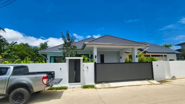 TEL : 092-288 9359 คุณดนิตาLine : https://line.me/ti/p/yxo92dHWP1ขายพูลวิลล่าสไตล์โมเดิร์นลักซ์ชูรี่ ห้วยใหญ่ บางละมุง ชลบุรี ราคาขาย 8.99 ล้านบาท ค่าโอน 50/50 รายละเอียด : เนื้อที่ขนาด 80 ตรว. พื้นที่ใช้สอย 230 ตรม. 3 ห้องนอน 3 ห้องน้ำ จอดรถ ได้ 2 คันสระว่ายน้ำ 3×7 เมตร ระบบน้ำล้น น้ำเกลือ พร้อมจากุชชี่เฟอร์นิเจอร์บิวอินทั้งหลัง ตกแต่งพร้อมอยู่. รายการของแถมมากมาย : - แอร์ครบทุกห้อง มีแอร์ 4 ทิศทาง ขนาด 36,000 และ 24,0