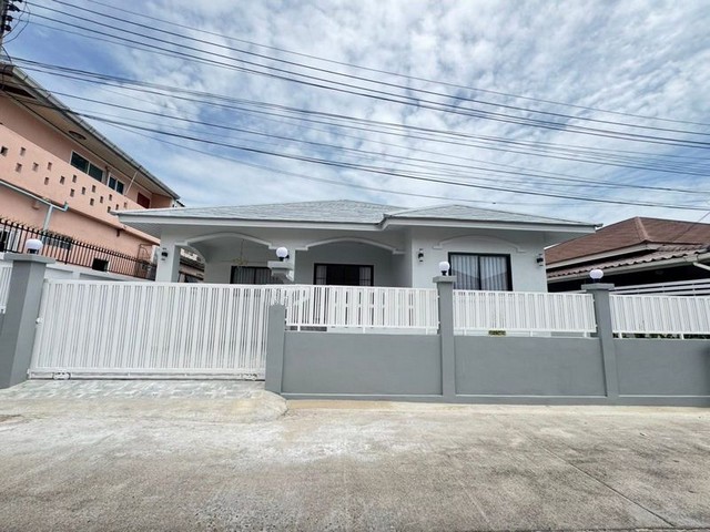 TEL : 092-288 9359 คุณดนิตาLine : https://line.me/ti/p/yxo92dHWP1รายละเอียด : เนื้อที่ 59.5 ตร.วา3 ห้องนอน 2 ห้องน้ำฟรีของแถม- ชุดห้องนอน 3 ห้อง- บิ้วอินตู้เสื้อผ้า โต๊ะเครื่องแป้ง- บิ้วอิน ชั้นวางทีวี ,โซฟา- โต๊ะทานข้าว 6 ที่นั่ง- แอร์ 3 เครื่อง - ผ้าม่านกันยูวีสั่งตัดทั้งหลัง- ปูกระเบื้องรอบบ้าน- เตา ฮู้ด เคาน์เตอร์ครัว ซิงค์ล้างจาน- ปั๊ม + ถังเก็บน้ำสุขุมวิท 69 เดินทางสะดวก ใกล้ตัวเมือง น้ำไม่ท่วม ใกล้สุข�