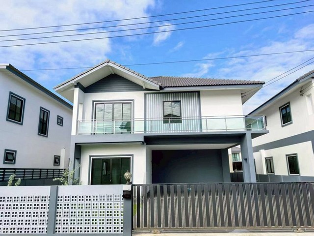 บ้านใหม่ให้เช่า 35,000 บาท/เดือน #โซนสันทราย บ้านเดี่ยวหลังใหญ่ 2 ชั้น #เฟอร์นิเจอร์ครบ #หิ้วกระเป๋าเข้าอยู่ได้เลย บ้านใหม่ พื้นที่กว้าง อยู่สบาย เหมาะสำหรับครอบครัวใหญ่ หรือชาวต่างชาติข้อมูลบ้าน• ขนาดที่ดิน 76 ตารางวา• พื้นที่ใช้สอย 278 ตารางเมตร• 4 ห้องนอน | 4 ห้องน้ำ• ที่จอดรถ 2–4 คันเฟอร์นิเจอร์ & เครื่องใช้ไฟฟ้าครบ• แอร์ 4 เครื่อง• เครื่องซักผ้า 1 เครื่อง• เครื่องท