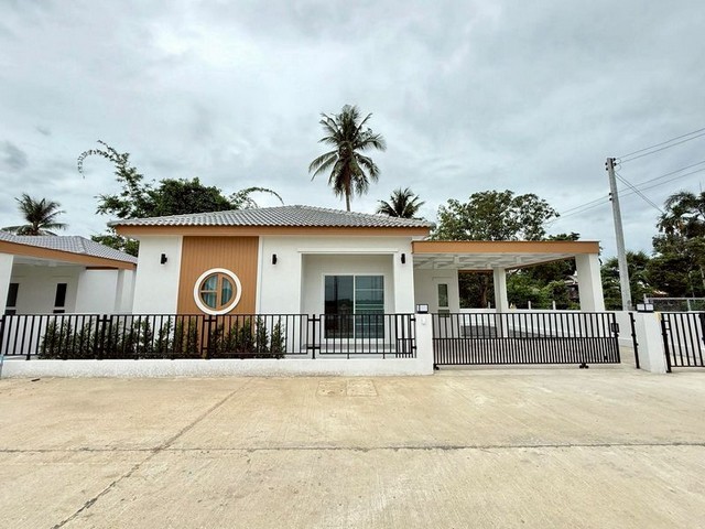 บ้านสวย คุ้มค่า #ขายต่ำกว่าราคาประเมิน เพียง 2.2 ล้าน #โซนสันกำแพง บ้านชั้นเดียว #สไตล์มินิมอล #แปลงมุม ทำเลดี พร้อมอยู่ ชีวิตเรียบง่ายแต่ครบครัน เดินทางสะดวก #ใกล้ตลาดสันโค้ง• ที่ดิน 54.1 ตร.ว.• 3 ห้องนอน• 2 ห้องน้ำ• 2 ที่จอดรถโปรโมชันจัดเต็ม ฟรีครบ พร้อมเข้าอยู่แอร์ 12,000 BTU 1 เครื่องเครื่องทำน้ำอุ่น 2 เครื่องพัดลมดูดอากาศห้องน้ำ 2 เครื่องชุดเรนชาวเวอร์ 2 ชุดกระจกเทมเปอ�