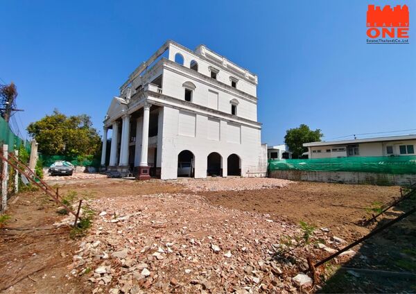 LIST C27945 ขาย ที่ดินพร้อมสิ่งปลูกสร้าง ม.สวนแหลมทอง2 ซ. พัฒนาการ28 ถ.พัฒนาการ แขวงสวนหลวง เขตพระโขนง กทม.รายละเอียดเพิ่มเติม– ที่ดินขายรวม 2 โฉนด 269 ตารางวา ชั้นล่ะประมาณ 198 ตารางเมตร– รวมสิ่งปลูกสร้างขนาดใหญ่ จำนวน5ชั้น ก่อด้วยอิฐมอญ โครงสร้างแข็แรง– หน้ากว้างประมาณ 36 เมตร ลึกประมาณ 30– มีแบบแปลนพร้อมที่จะรีโนเวท และ มีใบอนุญาตก่อสร้าง(ต่ออายุได้)– อาคารเดิมทรงโรมัน�