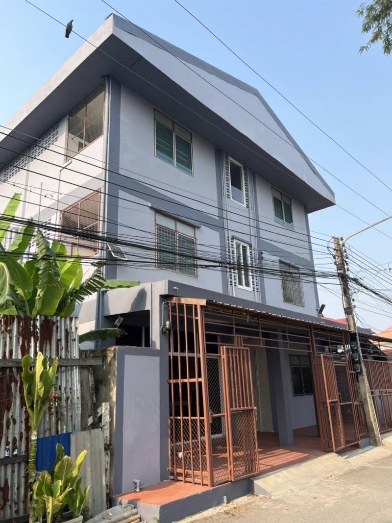 ##ขายอพาร์ทเม้นท์ 3 ชั้น 24 ห้อง ใกล้ฟิวเจอร์พาร์ครังสิต, จ.ปทุมธานีโซน : อ.คลองหลวง, ฟิวเจอร์พาร์ครังสิต, จ.ปทุมธานีที่ตั้ง :  26/20  ต.คลองหนึ่ง อ.คลองหลวง จ.ปทุมธานี  12120ลักษณะโดยทั่วไป- อพาร์ทเม้นท์รีโนเวทใหม่ 3 ชั้น, ใกล้ฟิวเจอร์พาร์ค รังสิต- 24 ห้องนอน,  24 ห้องน้ำ- เนื้อที่  54   ตรว.,พื้นที่ใช้สอย  480 ตรม- อาคารหน้ากว้าง 11 เมตร ลึก 22 เมตร ติดถนนชุมชน,ซอยตรงข้ามโรงกษาปณ์- มีห้องน้ำใ�