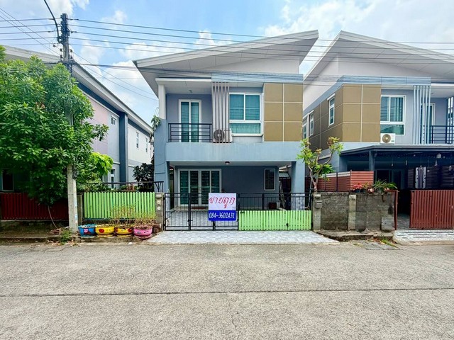 ขายหมู่บ้าน เดอะ แกรนด์ ไทยสมบูรณ์ คลอง3เป็นบ้านแฝด 2 ชั้น  พื้นที่ 42.6 ตร.ว. 3 ห้องนอน 3 ห้องน้ำ 2 จอดรถ บ้านสวยพร้อมเข้าอยู่ ￼ต่อเติมครัวแล้ว อยู่ใกล้สวนสาธารณะในโครงการ ทำเลดีหน้าบ้านหันทางทิศเหนือ บ้านเลขที่ 89/107 ซอย 3 ใกล้ประตูทางออก ด้านหลังหมู่บ้าน   พิกัดตำแหน่ง -หมู่บ้านเดอะแกรนด์ไทยสมบูรณ์ รังสิต-คลอง3-ตำบล คลองสาม -อำเภอ คลองหลวง -จังหวัด ปทุมธานี https://maps.app.goo.gl/79rfkE