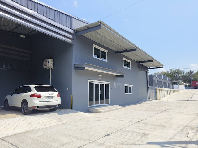 BST1055 ให้เช่าโรงงานพร้อมออฟฟิศ 2 ชั้น ศรีราชา ใกล้นิคมสหพัฒน์ และ Laem Chabang Port ทำเล EECติดต่อ Agent คุณบัว (Bua)Tel: 093-646-4597 LINE ID: Bua093ราคาเช่า 100,000 บาท/เดือนรายละเอียดทรัพย์อาคารโรงงานพร้อมสำนักงานในตัว ตั้งอยู่ในทำเลศักยภาพศรีราชา จังหวัด Chonburi ใกล้นิคมสหพัฒน์ และ Laem Chabang Port ซึ่งเป็นศูนย์กลางด้านโลจิสติกส์ในเขต Eastern Economic Corridorเหมาะสำหรับธุรกิจมินิแฟคตอรี่ โกดังสินค้า ศูนย์กระจายสินค้า และธุร