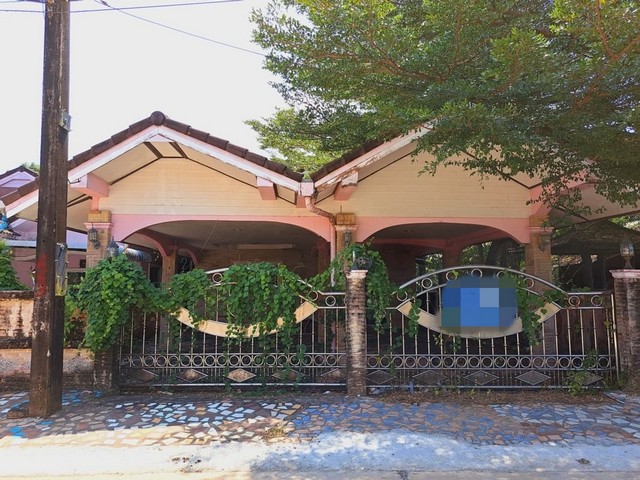   ขาย บ้านเดี่ยว หมู่บ้านสุทธาวรรณ 2 ระนอง   ซอย 2 ถนนสายเพชรเกษม-เขาพริกไทย ตำบลบางนอน อำเภอเมืองระนอง ระนอง  ราคาโปรโมชั่น  2,754,000 บาท    ลดจาก   3,150,000 บาท ราคาโปรโมชั่นตั้งแต่วันที่  2 มีนาคม - 31 พฤษภาคม 2569  รายละเอียดทรัพย์ -  เนื้อที่  165.50 ตารางวา (1 งาน / 65.50 ตร.ว)  พื้นที่ใช้สอย 272.66 ตารางเมตร -  - ห้องนอน - ห้องน้ำ  -  1 ที่จอดรถ  -  บ้านเดี่ยวหันไปทางทิศ  พิกัดทรัพย์ :  https://maps.app.goo.gl/jKMaP4GyQaQPsExe6  สถานที่�