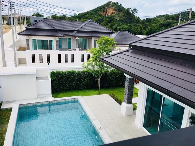 **[ขายด่วน] พูลวิลล่าหัวหินหลังมุม ทำเลดีที่สุดใกล้สโมสรเพียง 50 เมตร @หัวหิน แกรนด์ ฮิลล์ (Hua Hin Grand Hills)****บ้านสภาพนางฟ้า วิวภูเขา ตกแต่งครบพร้อมเข้าอยู่ ในราคาที่ถูกที่สุด**ขายบ้านเดี่ยวพูลวิลล่าโครงการคุณภาพ Hua Hin Grand Hills (ถนนหัวหิน-ห้วยมงคล) โดดเด่นด้วยตำแหน่งบ้านหลังมุม และอยู่ใกล้สโมสรส่วนกลางเพียง 50 เมตร เดินถึงสิ่งอำนวยความสะดวกได้ง่ายและรวดเร็วที่สุด ตอบโจทย�
