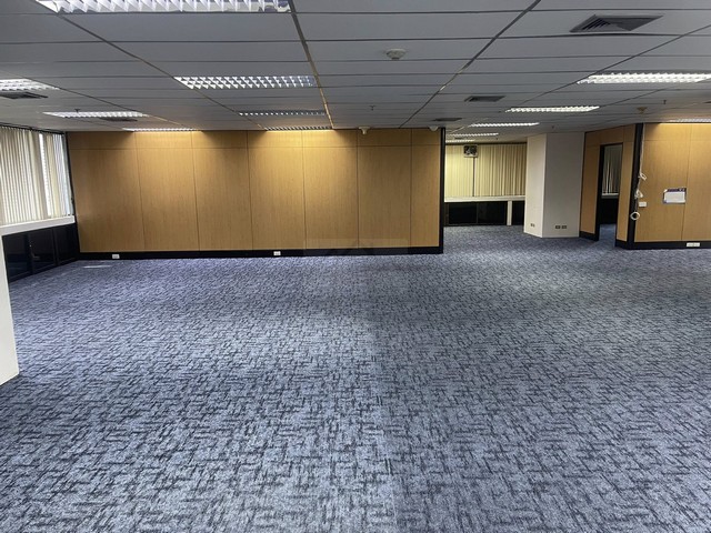 ให้เช่าสำนักงาน 269 ตรม. อาคาร Ocean Tower 1 ชั้น 14 ทำเลทอง ใกล้แยกอโศก ใกล้ BTS อโศก กับ MRT สุขุมวิท วิวสวนเบญจกิติ.*** ราคาเช่า 141,225 บาท/เดือน [525.-/ ตรม]ติดต่อ:: ชยา โทร/ID Line:: 0942823961   Link Line:: https://line.me/ti/p/3xFA1An8Kcรหัส# T26-035สำนักงาน อาคาร Ocean Tower 1 ทำเลทอง ใกล้แยกอโศก ใกล้ BTS Asoke กับ MRT สุขุมวิทพื้นที่ใช้สอย 269 ตรมชั้น 14 วิวสวนเบญจกิติ.มีห้องน้ำในตัว แยกเป็นของชายกับหญิงมีที่จอดรถ 3 คันเป็นอาคารสำนักงาน (ออฟฟิศคอนโด)