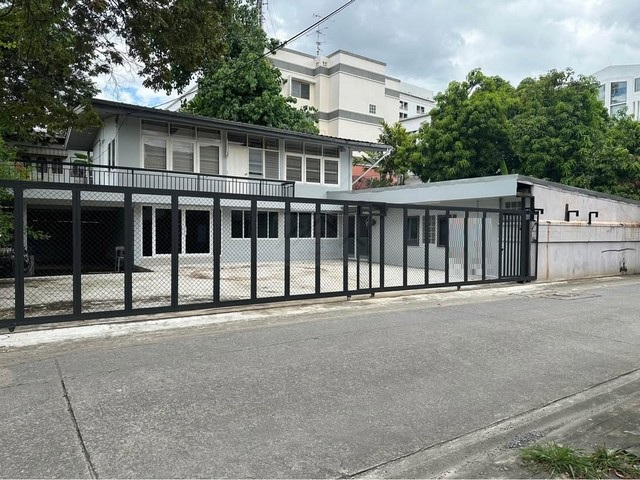 ขายที่ดินพร้อมสิ่งปลูกสร้าง 77 ตรว. ใจกลางเมือง สุขุมวิท 71 เข้าได้ทั้งซอย ปรีดีย์ 26 และ ปรีดีย์พนมยงค์ 42 ใกล้ BTS พระโขนง*** ราคาขาย 230,000 บาท/ตรว. (ต่อรองได้) ติดต่อ:: ชยา โทร/ID Line:: 0942823961   Link Line:: https://line.me/ti/p/3xFA1An8Kcรหัส# T25-817ที่ดินพร้อมสิ่งปลูกสร้าง ใจกลางเมือง สุขุมวิท 71  - ขนาด 77 ตรว.- หน้ากว้าง 18 เมตร- แถมบ้านเก่า พร้อมทุบฟรี - ทำเลศักยภาพ เข้าได้ทั้งซอย ปรีดีย์ 26 กับ ปรีดีย์ 42- ขายพร้อมสิ่งปลูก