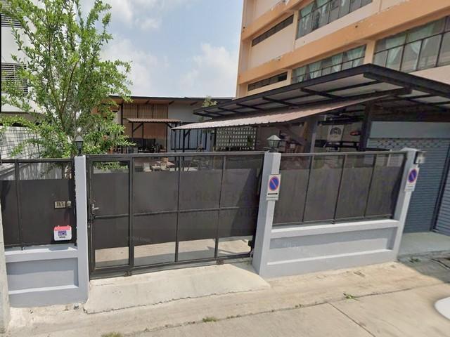 ขาย ที่ดิน พร้อมบ้าน ลาดพร้าว71 สังคมสงเคราะห์ 16 ย่านเลียบด่วน ใกล้เซ็นทรัลอีสวิลล์*** ราคาขาย 10,500,000 บาทติดต่อ คุณช่อผกา โทร 0616198565 LINE 0616198565สำรอง LINE 0812523279 ส่งลิ้งก์ไว้ได้เลยรหัส# T26-340ที่ดินพร้อมบ้าน ลาดพร้าว71 สังคมสงเคราะห์ 16- ตัวบ้านชั้นเดียว ยกสูงจากพื้นประมาณ 70 ซม.- เนื้อที่ 96 ตารางวา- พื้นที่ใช้สอย 140 ตร.ม.- 2 ห้องนอน- 2 ห้องน้ำ- ครัวนอก- โรงจอดรถในร่ม 2 คัน ลานหน้าบ้านกว้างจอดรถ�