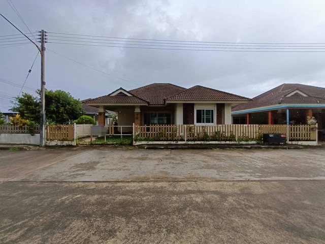   ขาย บ้านเดี่ยว หมู่บ้านรัตนบุรี วิวล์ เชียงราย     ถนนศรีทรายมูล-เวียงชัย (ทล.1233) ตำบลเวียงชัย อำเภอเวียงชัย เชียงราย  ราคาโปรโมชั่น  2,567,000 บาท    ลดจาก  2,970,000 บาท ราคาโปรโมชั่นตั้งแต่วันที่  2 มีนาคม - 31 พฤษภาคม 2569  รายละเอียดทรัพย์ -  เนื้อที่  60 ตารางวา พื้นที่ใช้สอย 115 ตารางเมตร -  - ห้องนอน - ห้องน้ำ  -  1 ที่จอดรถ  -  บ้านเดี่ยวหันไปทางทิศ  พิกัดทรัพย์ :   https://maps.app.goo.gl/Kcvf6W9MoJcoMzhQ8  สถานที่ใกล้เค